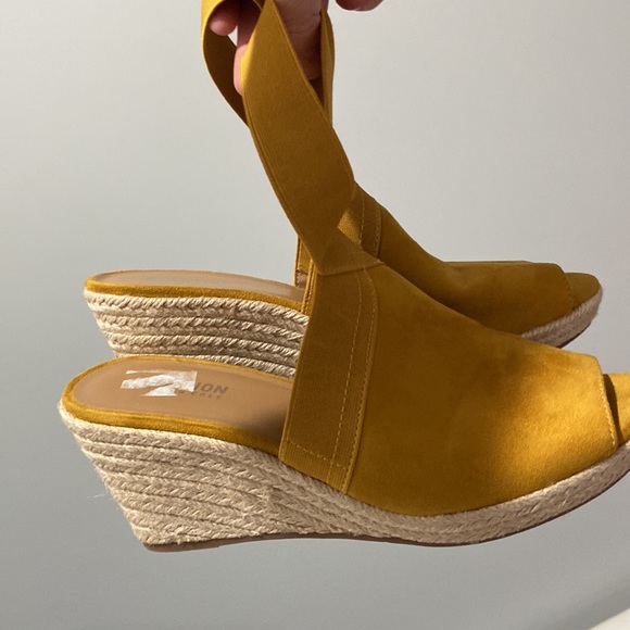 Kenneth Cole Reaction Carrie Espadrilles Wedges worn once mustard gold 💕 Size 9 - Picture 12 of 13